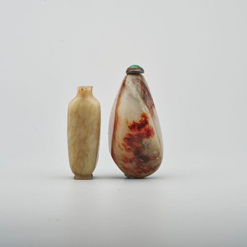 清十九世紀 灰白玉雙聯、青白玉卵石隨形鼻烟壺二件 | A GREYISH WHITE JADE PEBBLE, AND A GREYISH WHITE JADE DOUBLE SNUFF BOTTLE - 图2