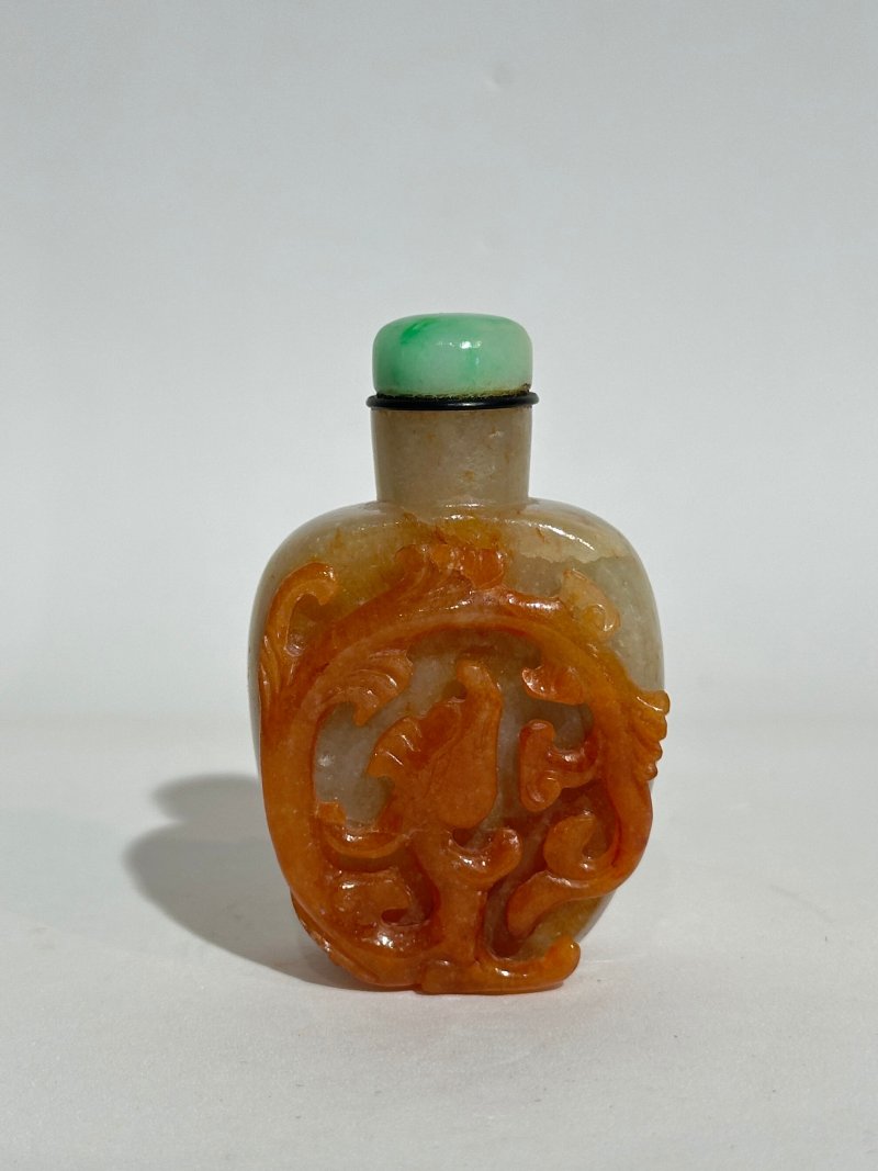 晚清 翡翠帶皮嵌孔雀石龍紋鼻煙壺、翡翠蓋 | A JADEITE SNUFF BOTTLE WITH MALACHITE - 图8