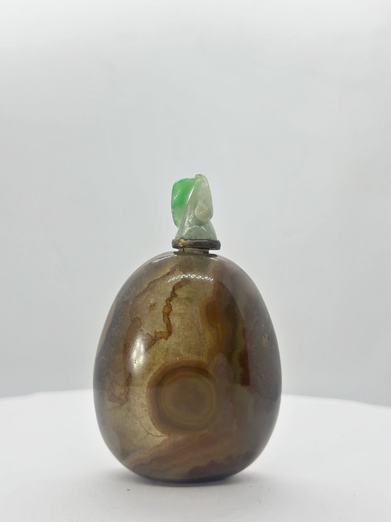 晚清 纏絲瑪瑙隨形鼻煙壺、翡翠蓋 | A CONCENTRIC AGATE 'PEBBLE' SNUFF BOTTLE - 图8