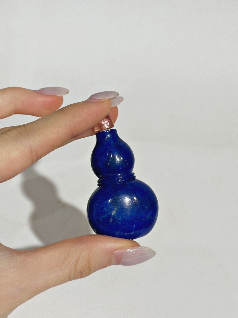 清中期 青金石葫蘆形包袱紋鼻煙壺 | A LAPIS LAZULI 'DOUBLE GOURD' SNUFF BOTTLE - 图3