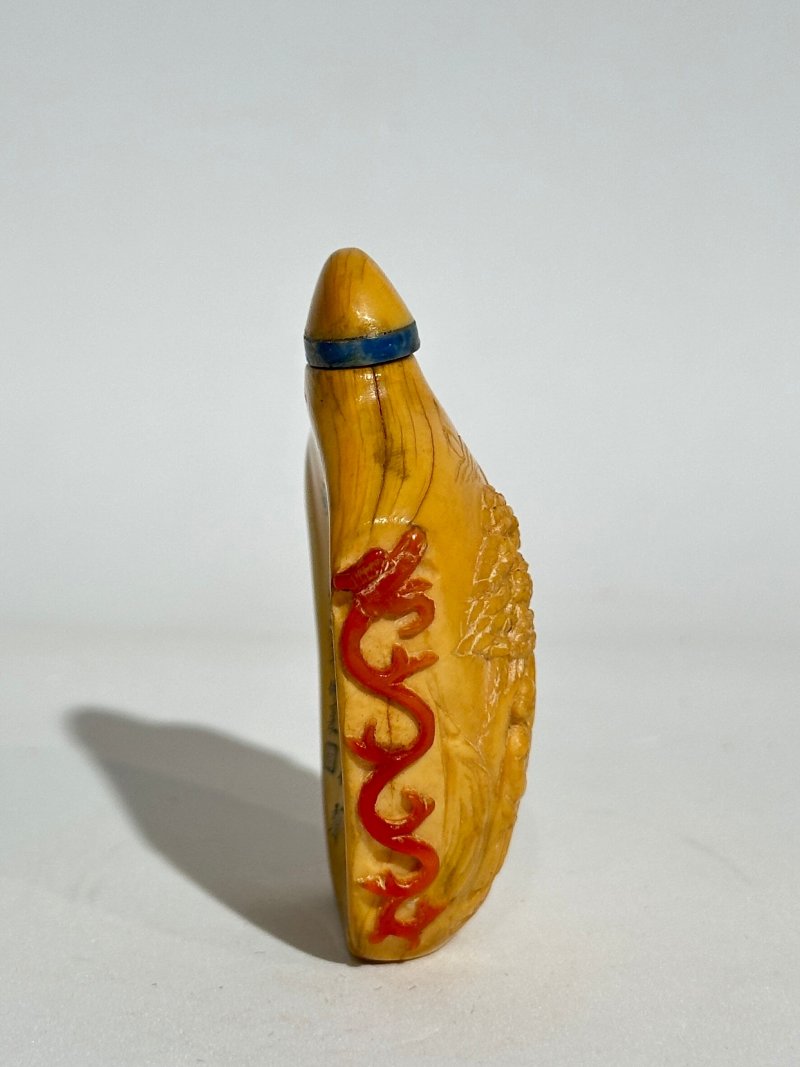 清咸豐 鶴頂紅詩文人物紋鼻煙壺 一八五二年作 | A HORNBILL 'FIGURES' SNUFF BOTTLE - 图7
