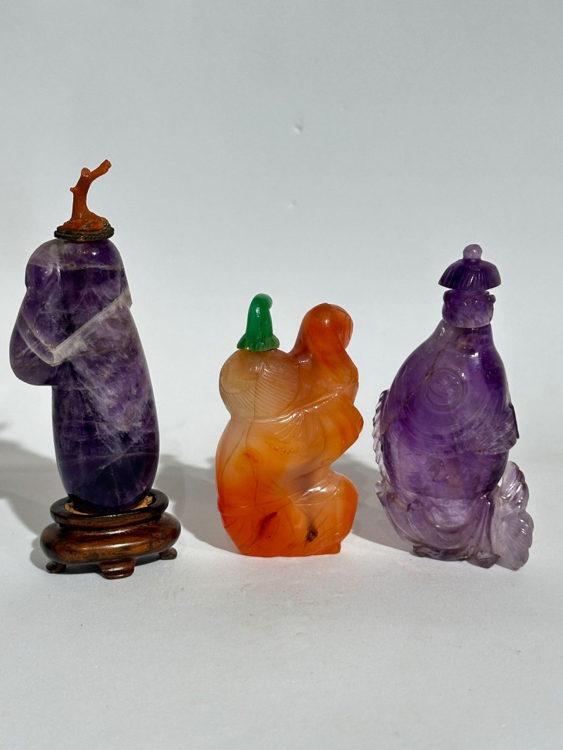 十九/二十世紀 瑪瑙、紫水晶鼻煙壺三件 | A CARNELIAN AND TWO AMETHYST SNUFF BOTTLES - 图19
