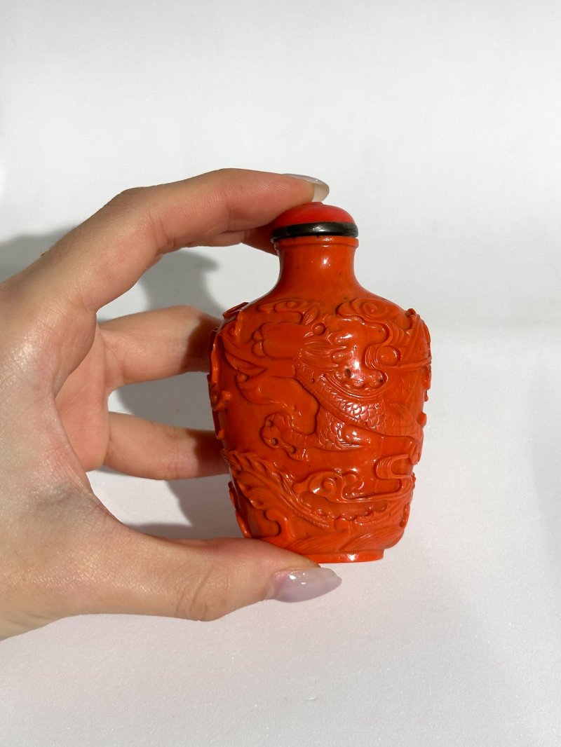 十八至二十世紀 寶石紅玻璃胎、白玻璃光素、玻璃仿珊瑚雲龍紋鼻煙壺三件（白玻璃配翡翠蓋） | A RUBY-RED GLASS, A WHITE GLASS, AND A CORAL-IMITATION GLASS 'DRAGON' SNUFF BOTTLE - 图10