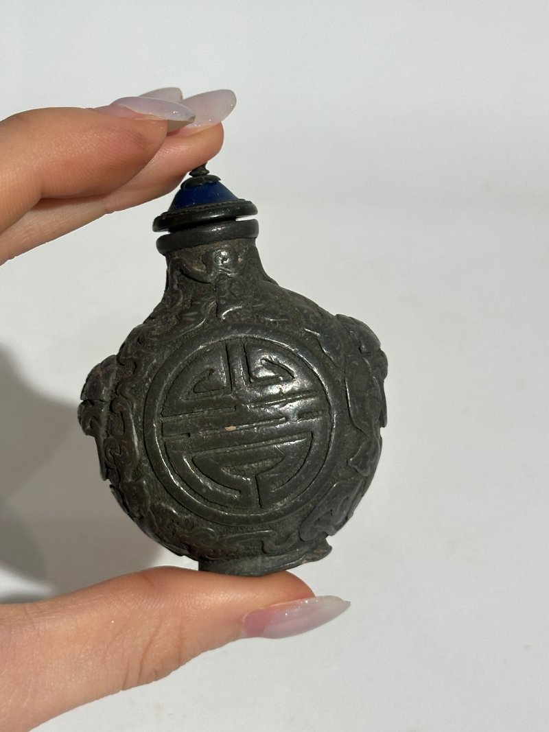 十九/二十世紀 銅胎模印鏤雕⌈龍鳳呈祥⌋鼻煙壺 ⌈萬曆⌋刻款；二十世紀 銅壽字紋、花卉紋鼻煙壺三件 | A BRASS 'DRAGON AND PHOENIX' AND THREE BRONZE SNUFF BOTTLES - 图19