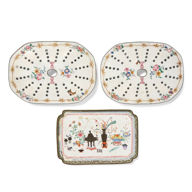十八世紀 畫琺琅徽章紋瀝水盤一對及托盤一件 | A PAIR OF RARE PAINTED ENAMEL 'ARMORIAL' MAZARINES TOGETHER WITH A TRAY - 图1