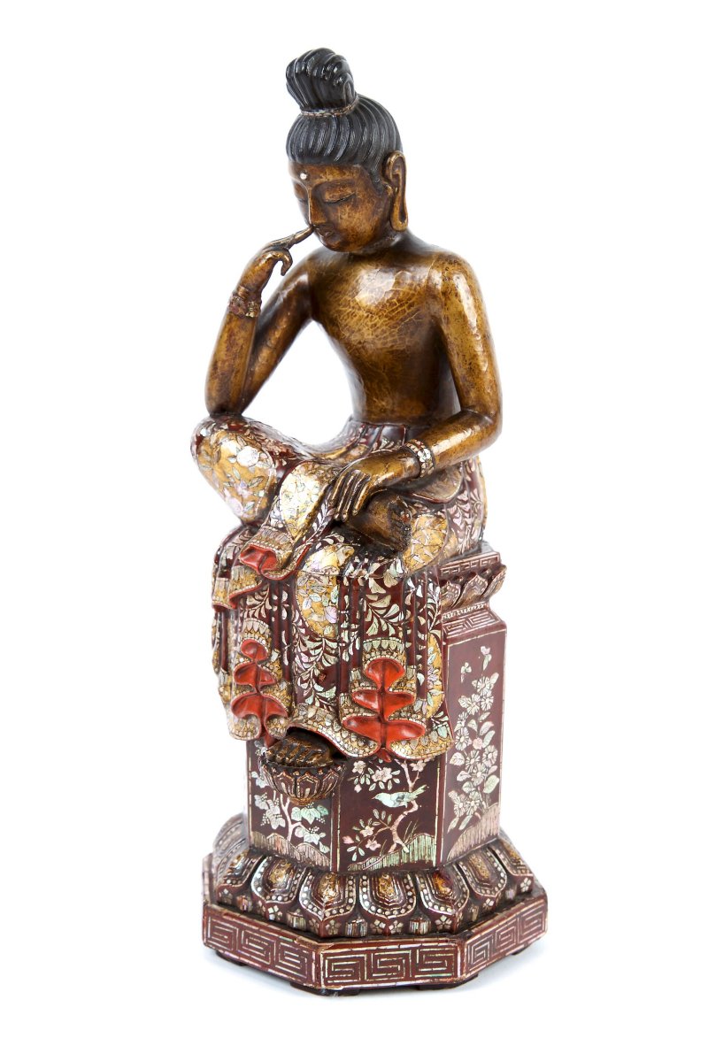 或韓國 十九世紀 | A MOTHER-OF-PEARL INLAID LACQUERED WOOD MAITREYA