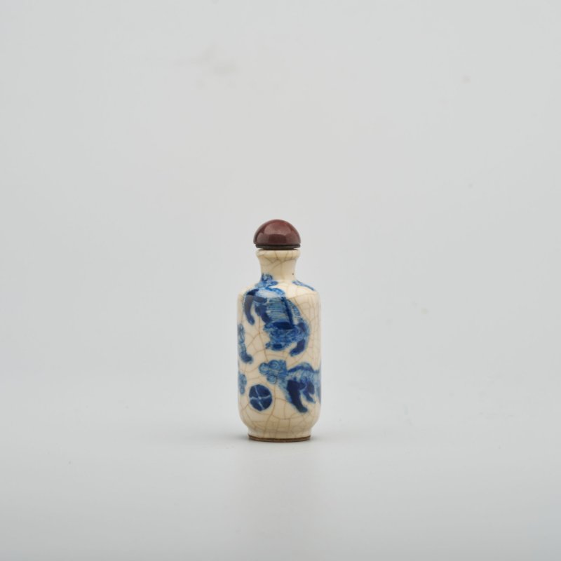 晚清 青花瑞獅紋鼻煙壺 | A SOFT PASTE BLUE AND WHITE 'BUDDHIST LIONS' SNUFF BOTTLE - 图2