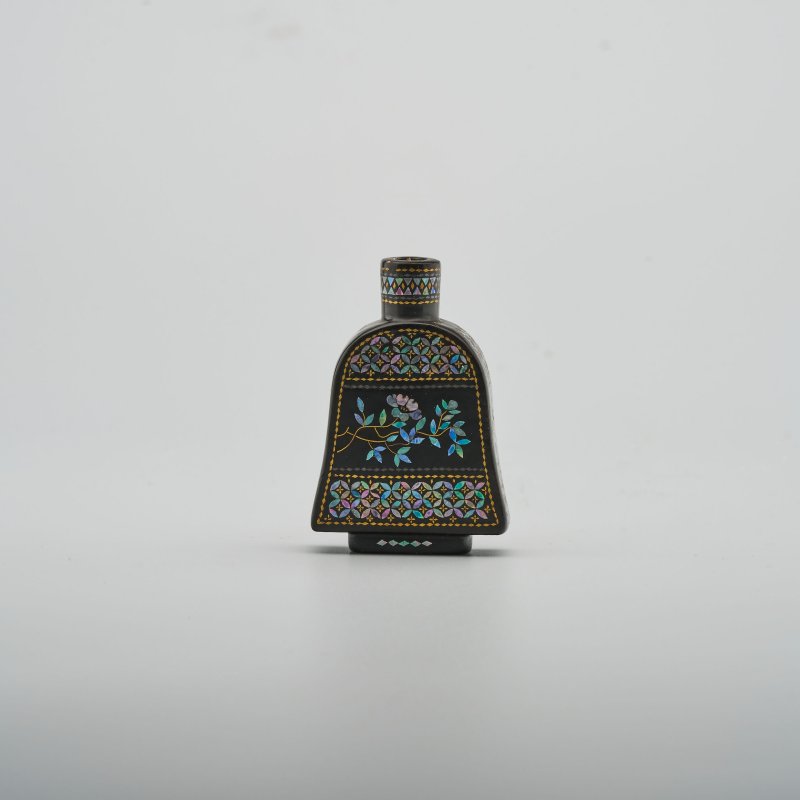 清十九世紀 黑漆鑲嵌螺鈿花卉紋鼻煙壺 | A LAC BURGAUTE BELL SHAPED 'FLORAL' SNUFF BOTTLE - 图2