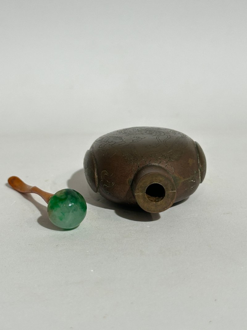 清末/民初 1830-1920 青銅鑄雲龍紋鼻煙壺、翡翠蓋 ⌈順治三年程榮章造⌋底款 | AN ENGRAVED BRONZE 'DRAGON' SNUFF BOTTLE - 图4