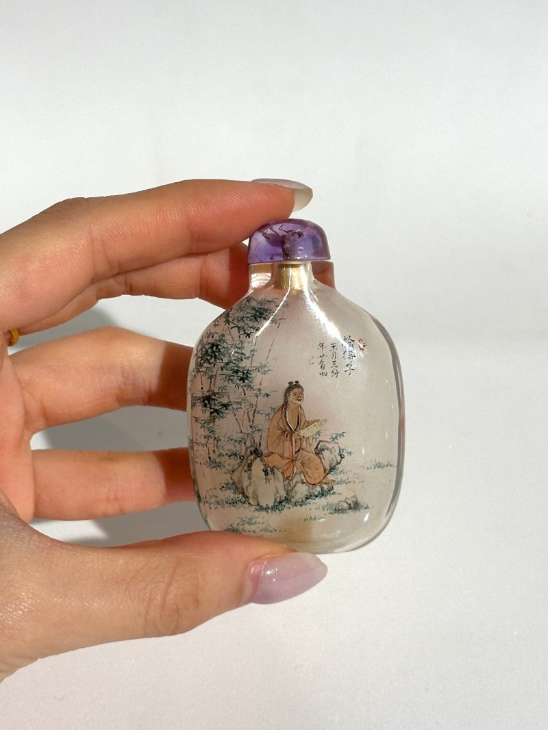 （壺）清十八/十九世紀 王習三作 水晶內畫「拾得子‧寒山子」鼻煙壺、紫水晶蓋 一九六二年作 | AN INSIDE PAINTED ROCK CRYSTAL 'HEHE ERXIAN' SNUFF BOTTLE - 图3