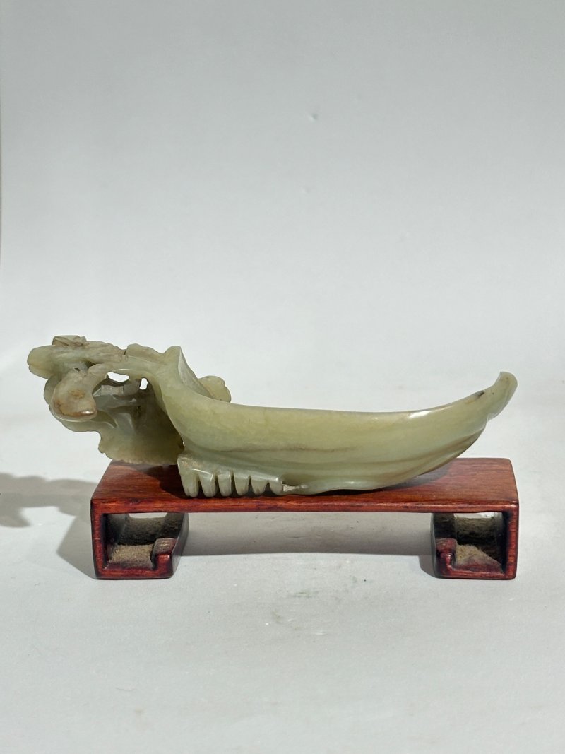 莫臥兒 十九世紀 翠玉花卉紋執瓢 及座 | A PALE GREEN JADE WASHER - 图8