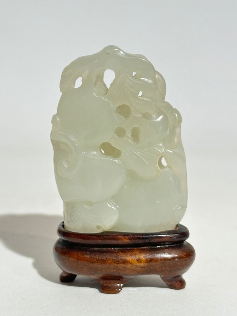 十九/二十世紀 白玉⌈瓜瓞綿綿⌋墜 | A WHITE JADE 'BAT AND GOURD' PENDANT - 图5