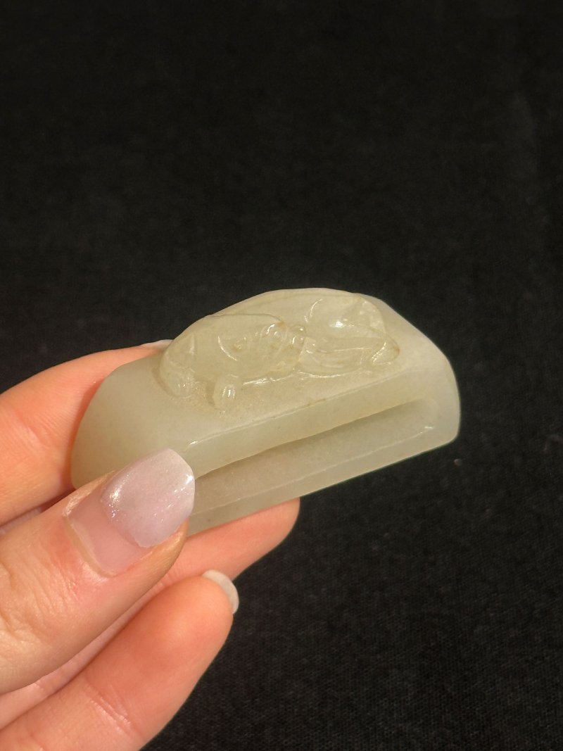 清 白玉瑞獸紋帶穿 | A WHITE JADE BELT FITTING - 图5