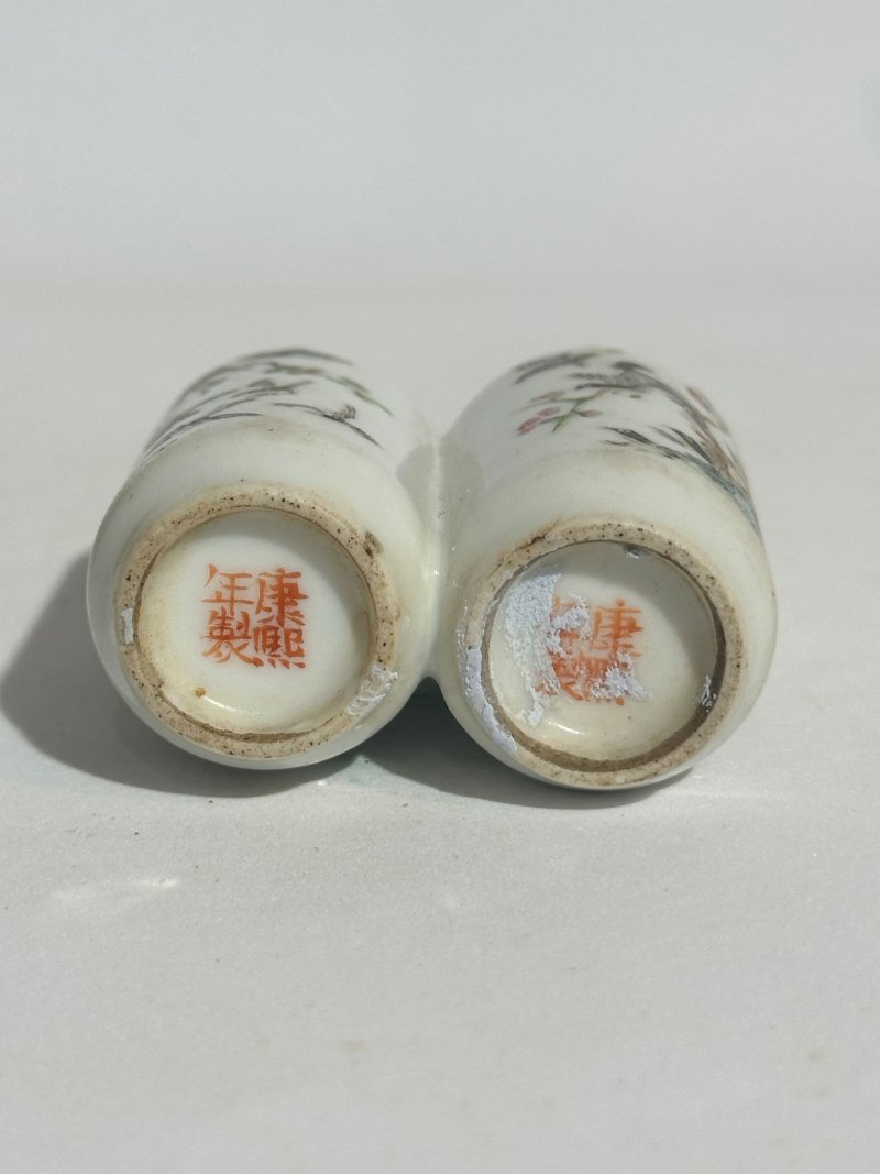 晚清至民國 瓷鼻煙壺四件 （雙聯）⌈康熙年製⌋礬紅篆書款、（「潯陽令印」）⌈太獅少保⌋礬紅楷書款、（花卉）⌈玩⌋礬紅楷書款 | FOUR CERAMIC SNUFF BOTTLES - 图27