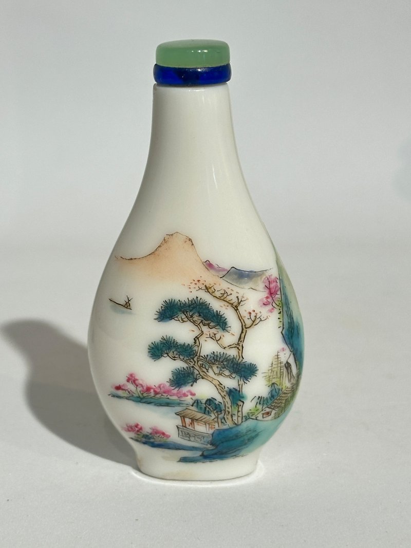 晚清至二十世紀中期 黃地粉彩鼻煙壺四件、粉彩鼻煙壺四件 （黃地其三）⌈乾隆年製⌋礬紅楷書款；（人物）⌈道光年製⌋礬紅篆書款、（嬰戲）⌈乾隆年製⌋礬紅楷書款、（柳）⌈嘉慶年製⌋礬紅篆書款 | EIGHT FAMILLE ROSE SNUFF BOTTLES - 图28