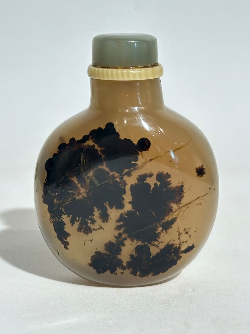 清十九世紀 水藻瑪瑙、纏絲瑪瑙、影瑪瑙鼻煙壺四件 | FOUR AGATE SNUFF BOTTLES - 图24