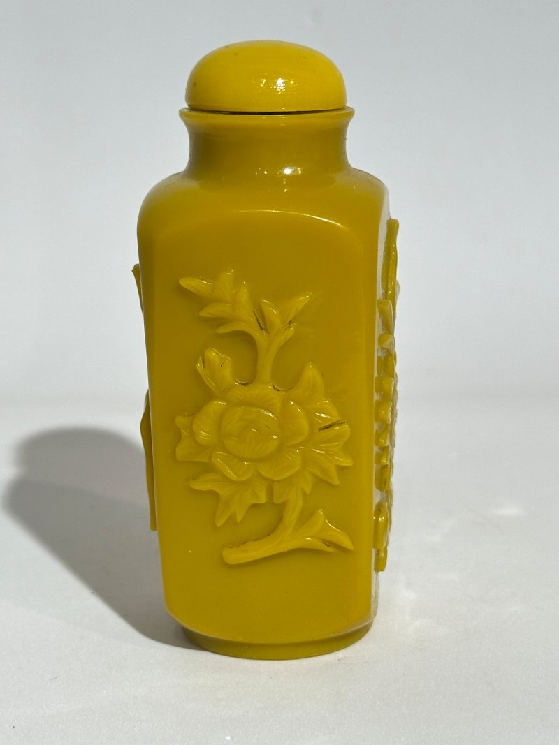 二十世紀 雞油黃玻璃光素、花卉紋鼻煙壺四件 | FOUR YELLOW GLASS SNUFF BOTTLES - 图13