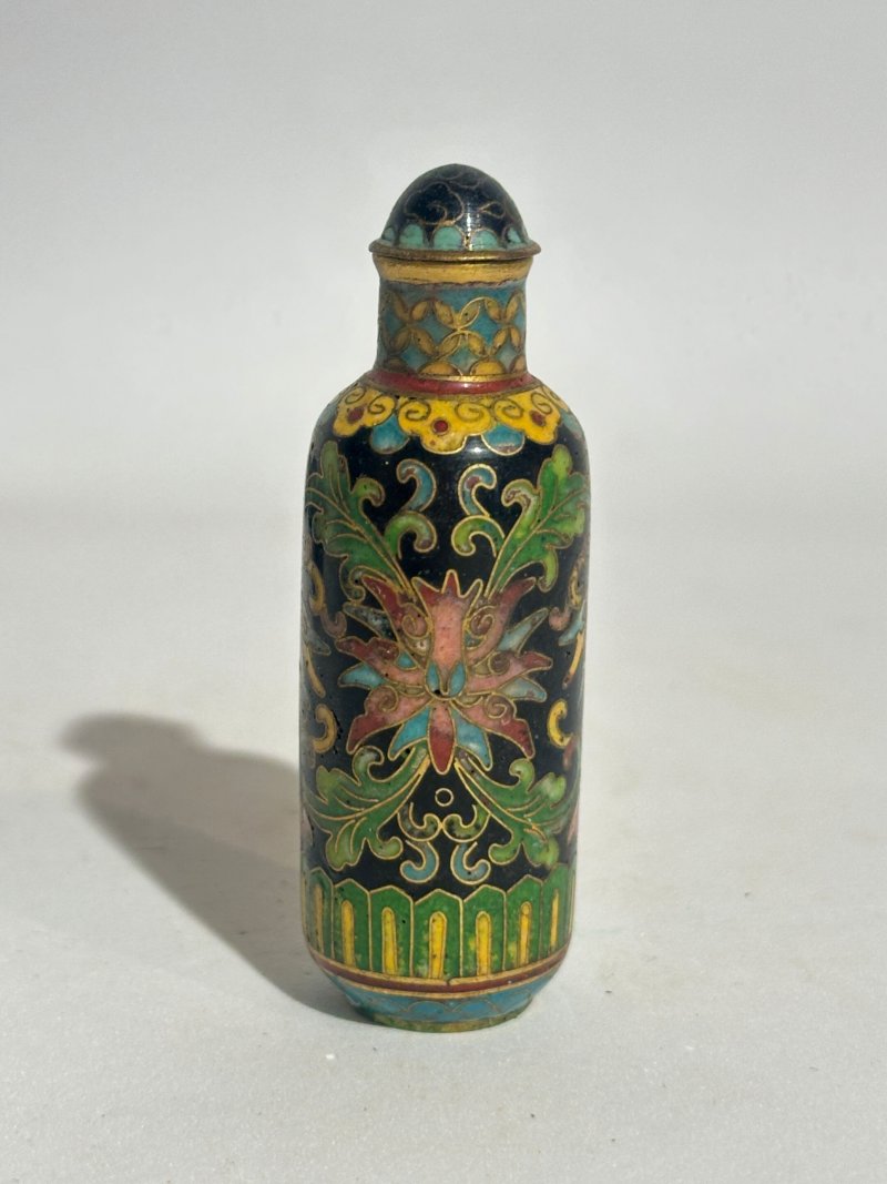 十九/二十世紀 銅胎琺瑯鼻煙壺七件 （博古）⌈乾隆年製⌋款 | SEVEN CLOISONNE ENAMEL SNUFF BOTTLES - 图35