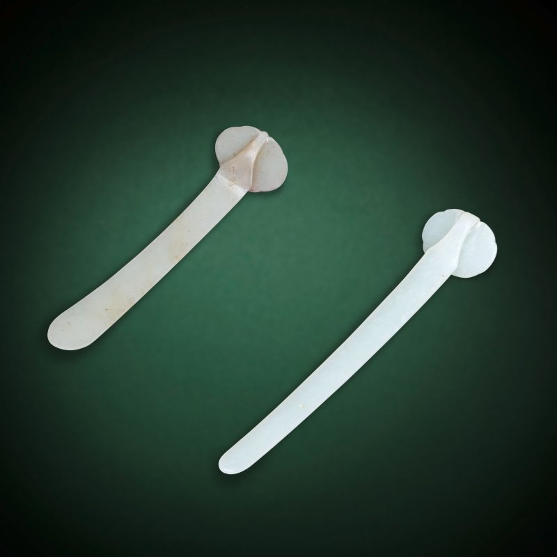 清 白玉雕髮簪兩件 | TWO WHITE JADE HAIRPINS - 图2