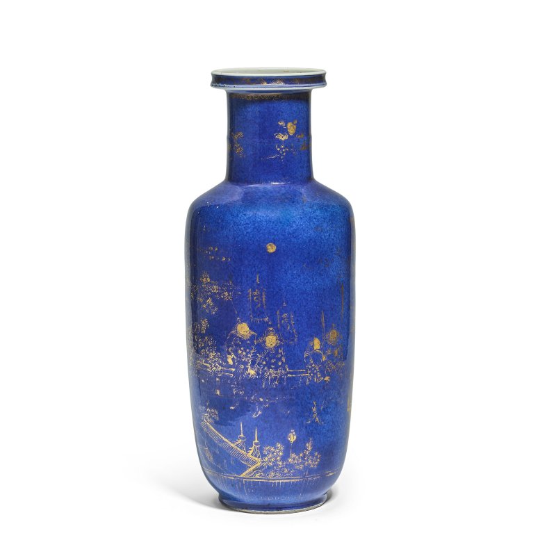 清康熙 灑藍地描金棒槌瓶 | A GILT-DECORATED POWDER BLUE GLAZED ROULEAU VASE - 图2