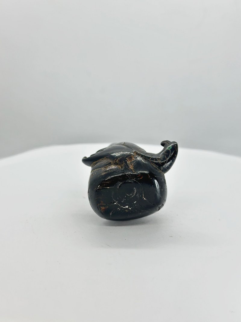 十九/二十世紀 石榴紅石英磨花、黑琥珀魚紋鼻煙壺二件 | A FACETED QUARTZ AND A BLACK AMBER SNUFF BOTTLE - 图10