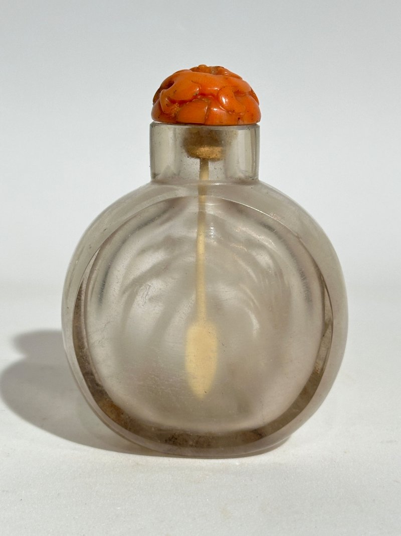 清十九世紀 水晶蘭石紋、瑞犬紋鼻煙壺二件、（蘭）珊瑚蓋 | TWO ROCK CRYSTAL 'ORCHID' AND 'BUDDHIST LION' SNUFF BOTTLES - 图8