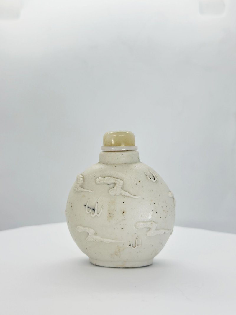 清光緒 瓷胎模印雲龍紋鼻煙壺 | A MOULDED BISCUIT PORCELAIN 'DRAGON' SNUFF BOTTLE - 图9