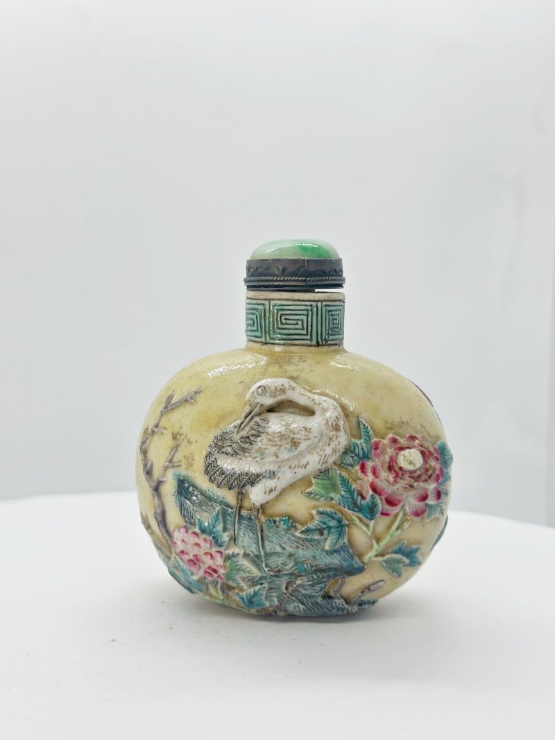 清十九世紀 瓷胎⌈一路連科⌋鼻煙壺、翡翠蓋 | A BISCUIT PORCELAIN 'EGRET AND LOTUS' SNUFF BOTTLE - 图7