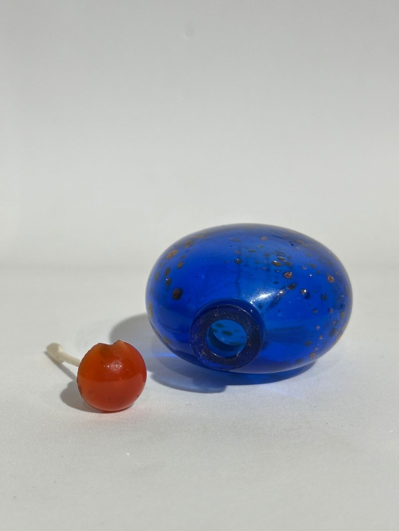 清十九世紀 藍地灑金星玻璃鼻煙壺 | A SAPPHIRE-BLUE AVENTURINE-GLASS SNUFF BOTTLE - 图4