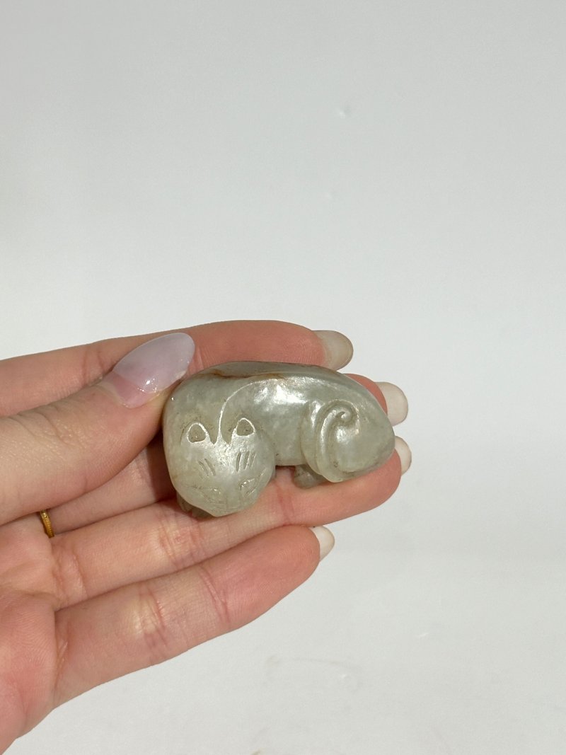 十九/二十世紀 青白玉⌈貓⌋、⌈天祿⌋把件 | TWO GREENISH WHITE JADE CARVINGS OF A CAT AND A TIANLU - 图5