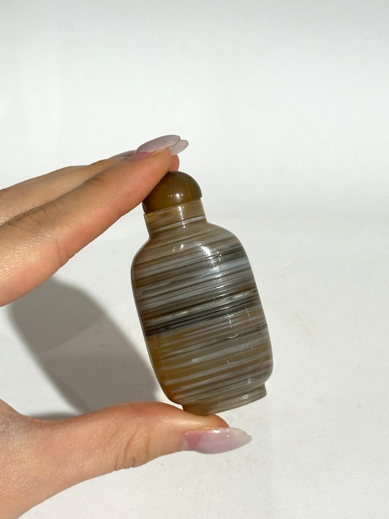 十九/二十世紀 燈心草瑪瑙、纏絲瑪瑙鼻煙壺三件 | A MACARONI AND TWO BANDED AGATE SNUFF BOTTLES - 图20