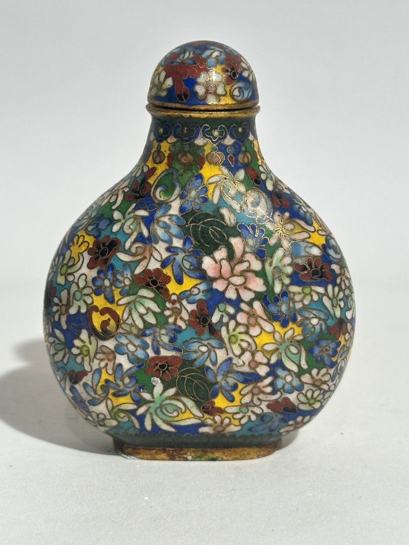 十九/二十世紀 銅胎琺瑯鼻煙壺七件 （博古）⌈乾隆年製⌋款 | SEVEN CLOISONNE ENAMEL SNUFF BOTTLES - 图3