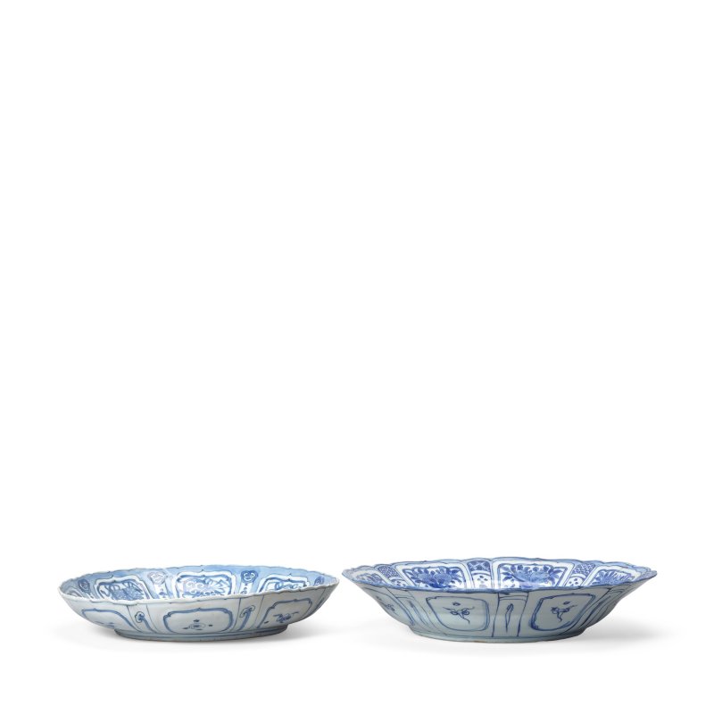 明萬曆 青花克拉克盤兩件 | TWO BLUE AND WHITE KRAAK-WARE DISHES - 图2