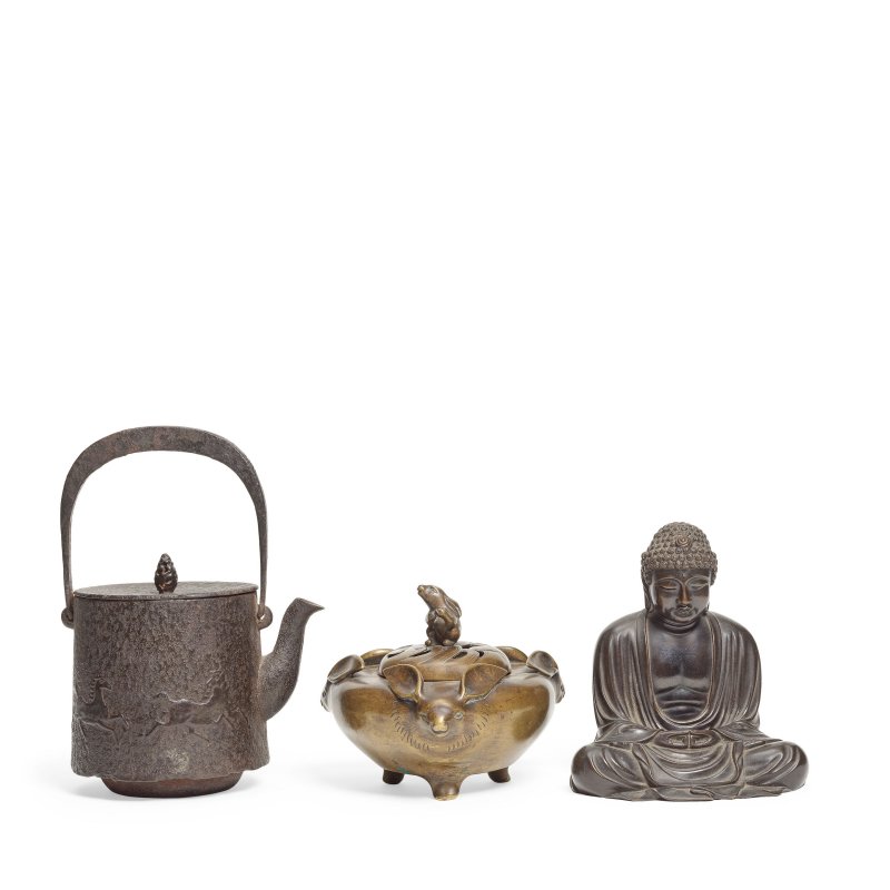 明治/大正時代 鉄瓶、銅爐及銅佛像 | AN IRON TETSUBIN, A BRONZE INCENSE BURNER AND COVER AND A BRONZE BUDDHA - 图2