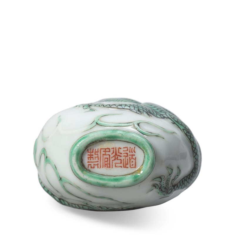 清道光 黑綠彩模印龍紋鼻烟壺 | A MOULDED GREEN AND BLACK ENAMELLED 'DRAGON' SNUFF BOTTLE - 图2