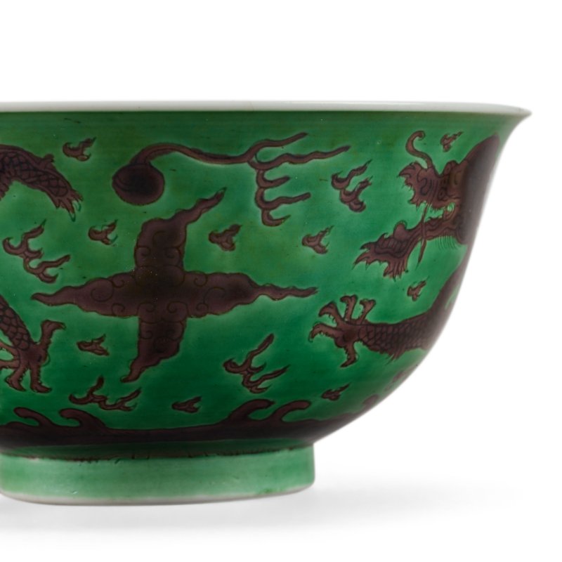 清乾隆 綠地茄皮紫釉龍紋盌一對 | A PAIR OF GREEN-GROUND AUBERGINE-ENAMELLED 'DRAGON' BOWLS - 图5