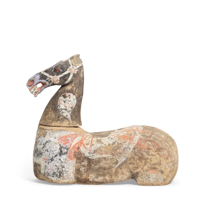 漢 陶臥馬 | A LARGE PAINTED POTTERY RECUMBENT HORSE