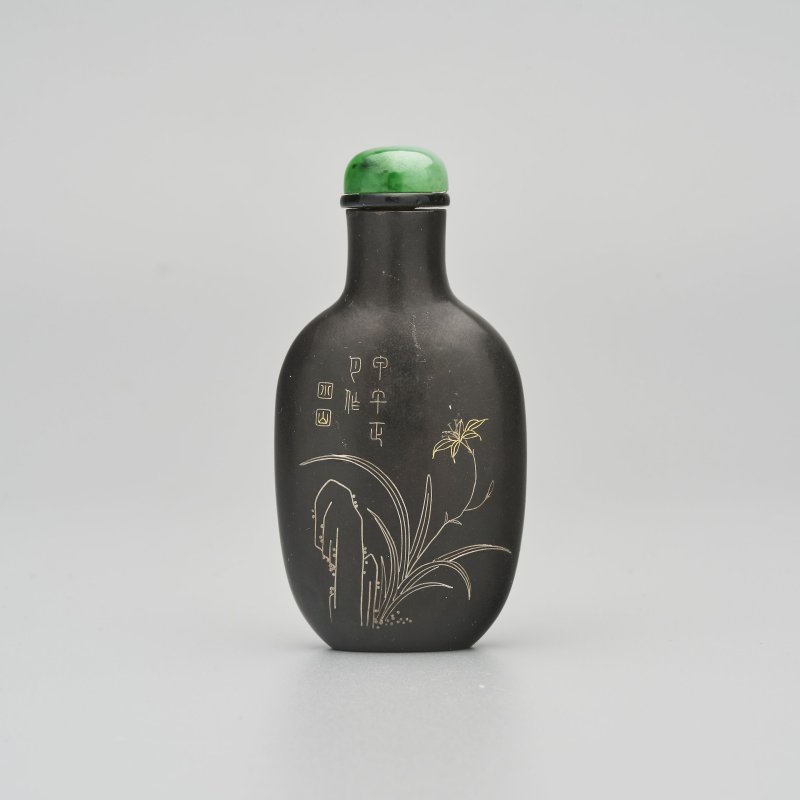 一八九四年 漆掐金銀絲金石文鼻煙壺 | AN INSCRIBED SILVER AND GOLD-INLAID LACQUER SNUFF BOTTLE - 图1