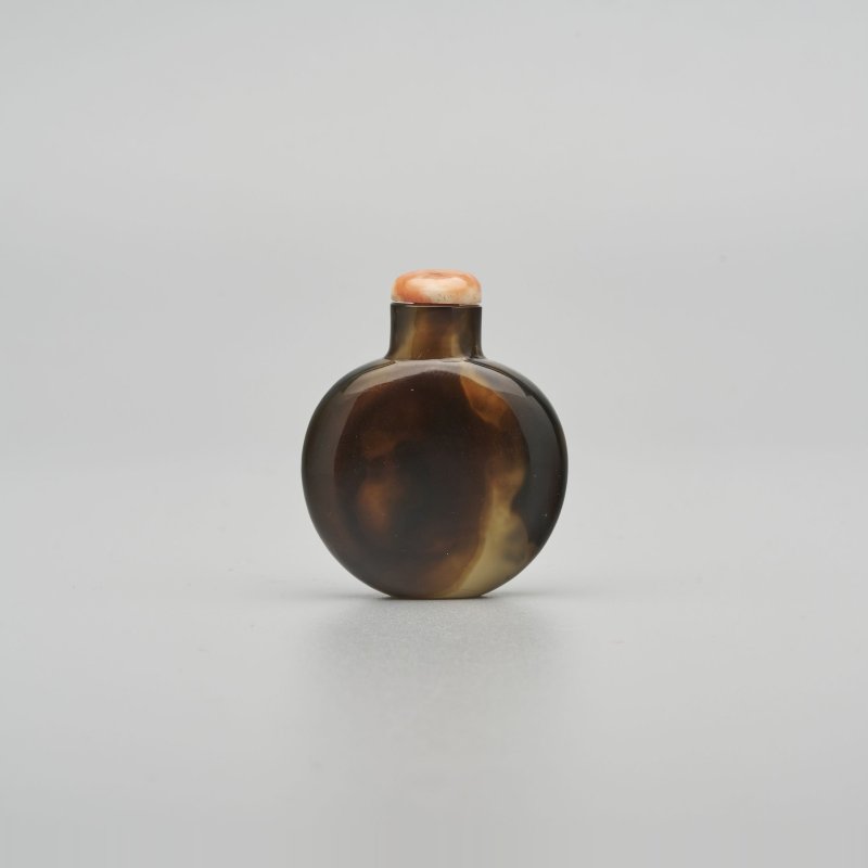 清十九世紀 瑪瑙鼻煙壺、珊瑚蓋 | AN AGATE SNUFF BOTTLE
