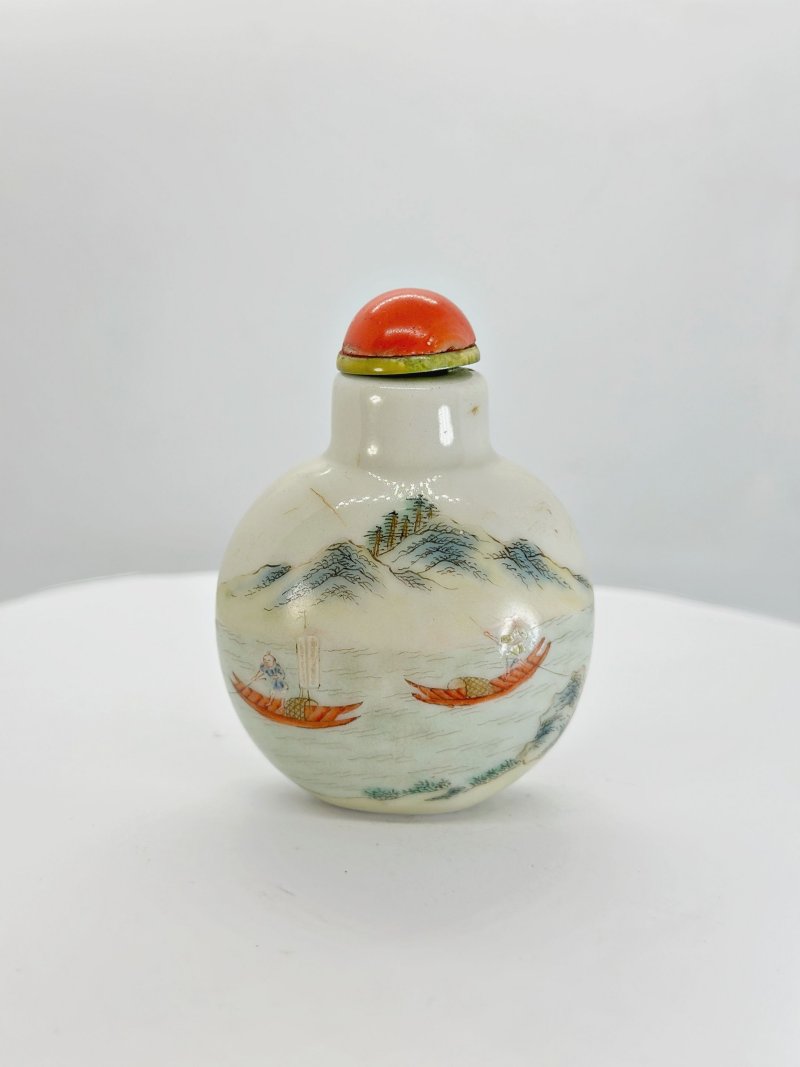 清十九世紀 粉彩⌈柳溪漁樂⌋鼻煙壺、珊瑚蓋 | A FAMILLE ROSE 'FISHERMEN' SNUFF BOTTLE - 图7