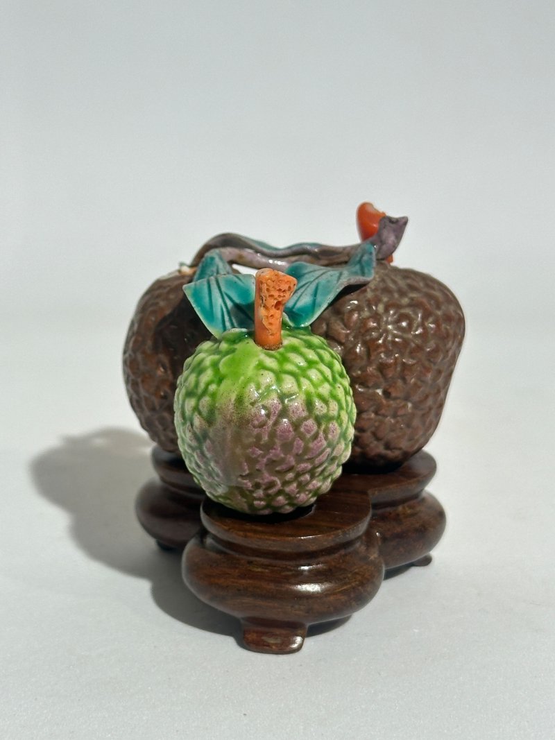 清十九世紀 仿生瓷荔枝、核桃形鼻煙壺二件、珊瑚蓋 及座 | TWO CERAMIC 'LYCHEE' AND 'WALNUT' SNUFF BOTTLES - 图2