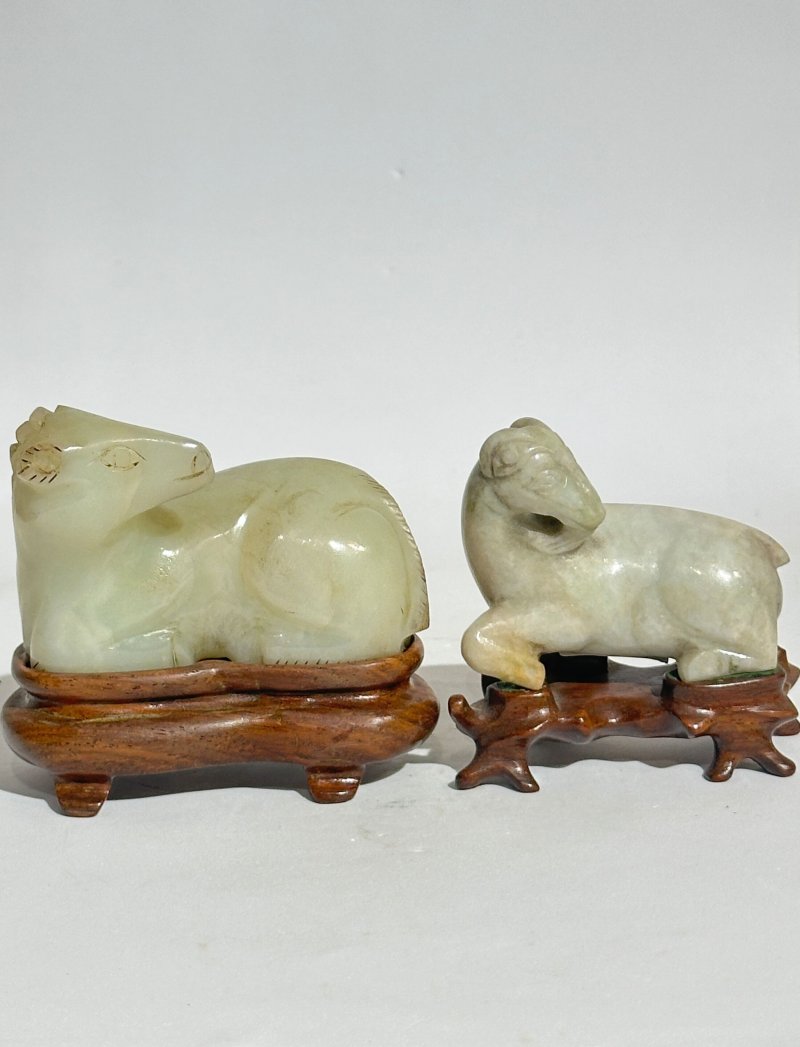 十九/二十世紀 白玉⌈馬⌋、⌈羊⌋三件 及座 | A WHITE JADE 'HORSE' AND TWO JADE 'GOAT' CARVINGS - 图7
