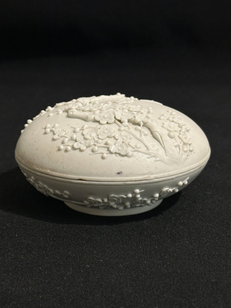 晚清至民國 澀胎牡丹紋洗、梅花紋印泥蓋盒二件 | A BISCUIT PORCELAIN 'PEONY' WASHER AND A 'PLUM BLOSSOM' INK PASTE BOX AND COVER - 图10