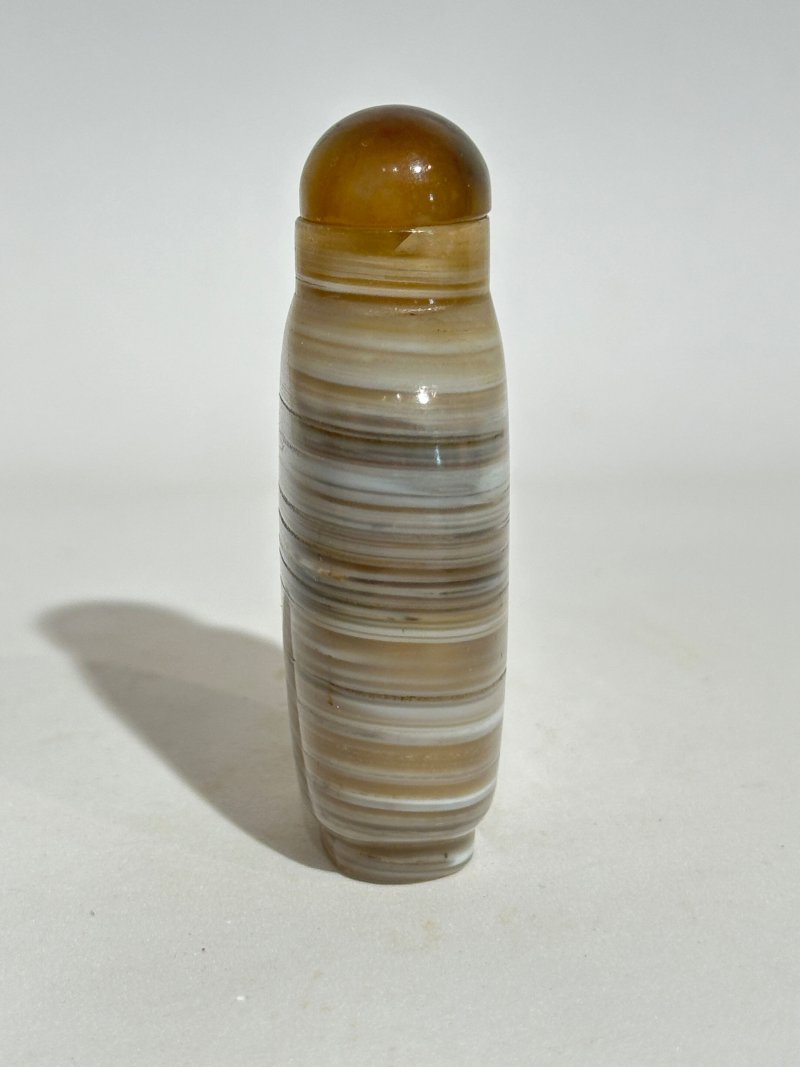 十九/二十世紀 燈心草瑪瑙、纏絲瑪瑙鼻煙壺三件 | A MACARONI AND TWO BANDED AGATE SNUFF BOTTLES - 图2