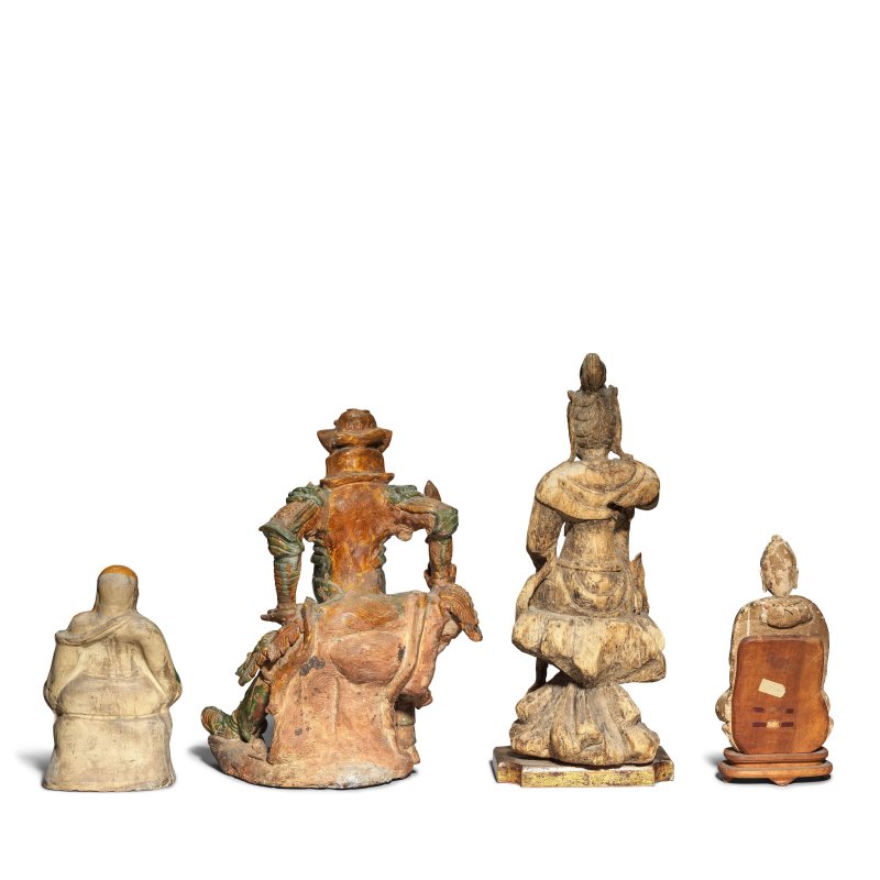 明至清 黃綠釉像兩件及木雕佛像兩件 | TWO GREEN AND YELLOW GLAZED FIGURES AND TWO CARVED WOOD FIGURES OF BUDDHA - 图3