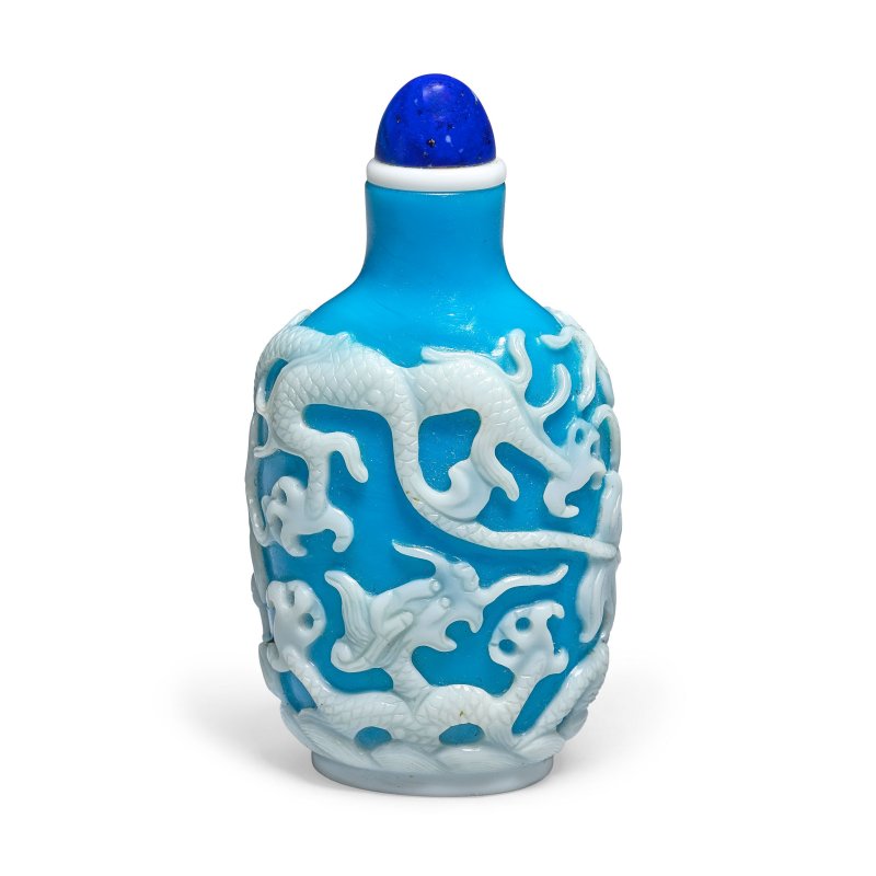 清 一七六零至一七九零年 天藍地套白料龍紋鼻烟壺 | A WHITE-OVERLAY SKY BLUE GLASS 'DRAGONS' SNUFF BOTTLE - 图2