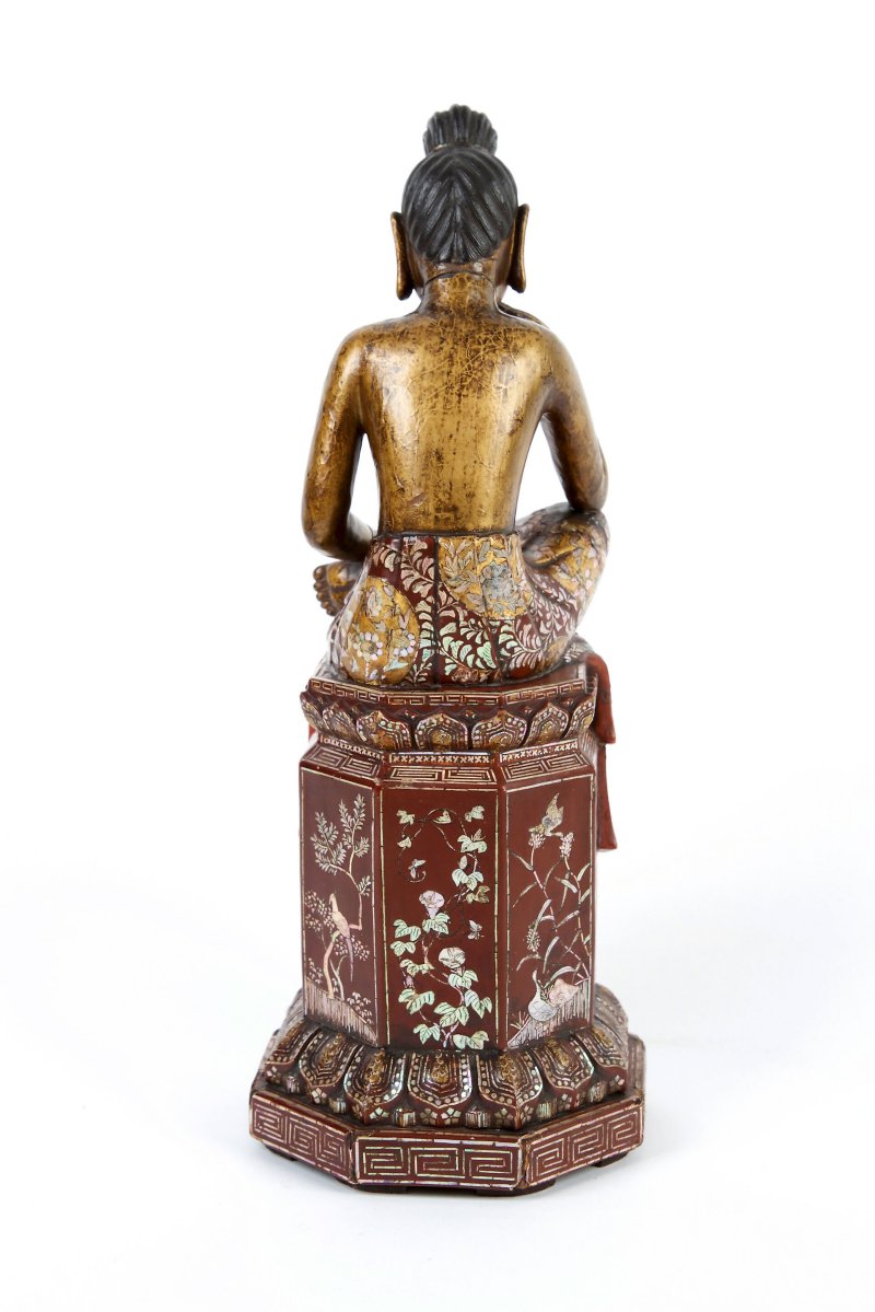 或韓國 十九世紀 | A MOTHER-OF-PEARL INLAID LACQUERED WOOD MAITREYA - 图2