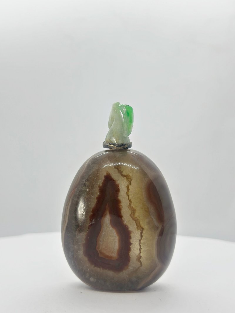 晚清 纏絲瑪瑙隨形鼻煙壺、翡翠蓋 | A CONCENTRIC AGATE 'PEBBLE' SNUFF BOTTLE - 图9