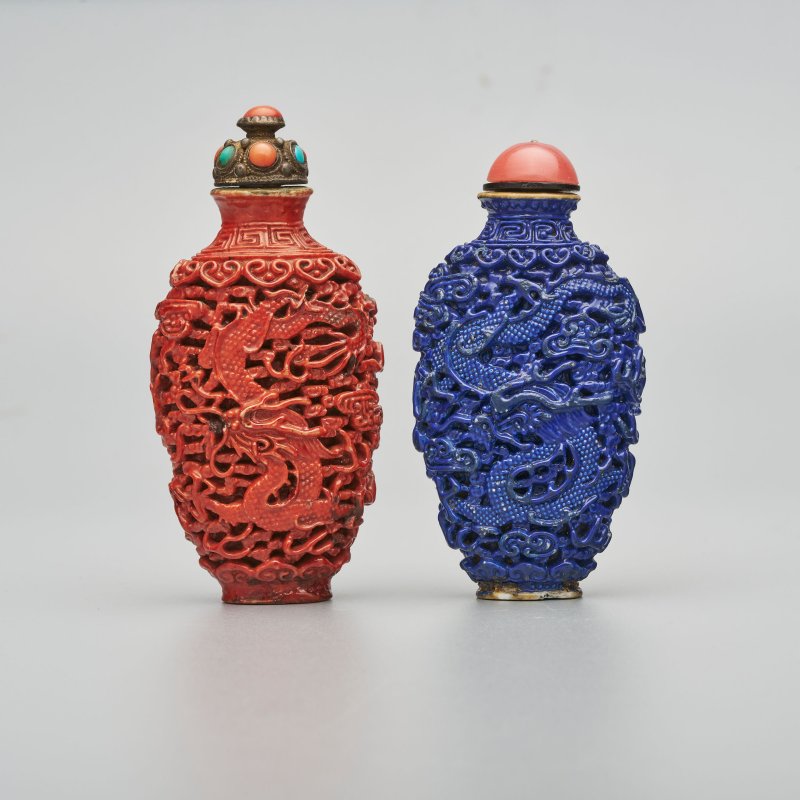 清中期 紅釉、藍釉模製⌈龍鳳呈祥⌋鼻煙壺二件 | TWO MOULDED AND ENAMELLED PORCELAIN 'DRAGON AND PHOENIX' SNUFF BOTTLES - 图1