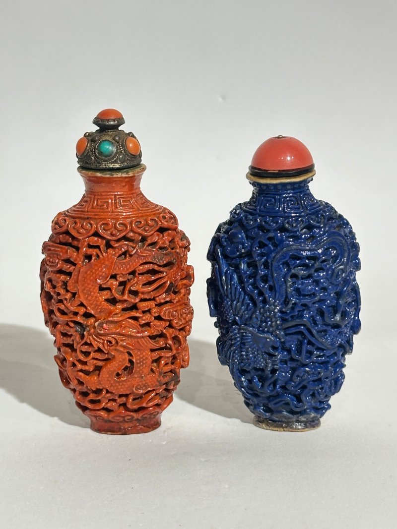 清中期 紅釉、藍釉模製⌈龍鳳呈祥⌋鼻煙壺二件 | TWO MOULDED AND ENAMELLED PORCELAIN 'DRAGON AND PHOENIX' SNUFF BOTTLES - 图18
